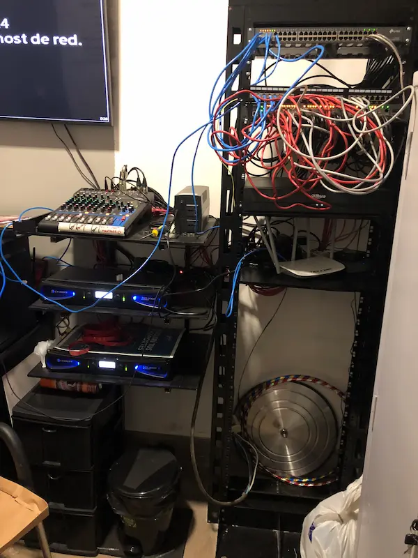 Infraestructura de red desordenada en un gimnasio.