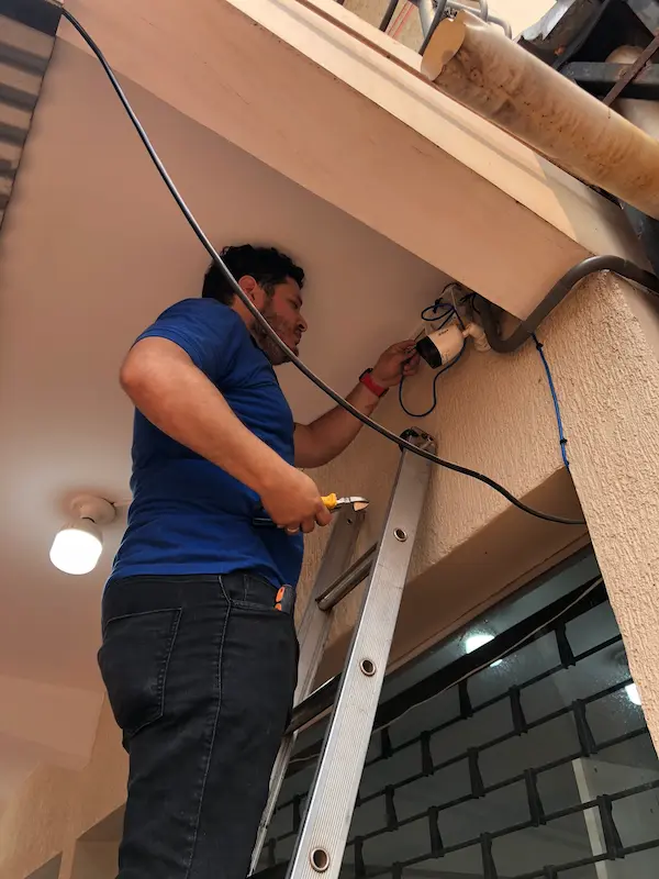 Técnico instalando cámara de seguridad CCTV