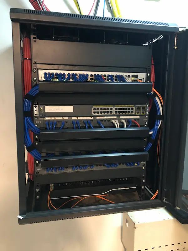 Cableado de red organizado y optimizado después de la intervención.