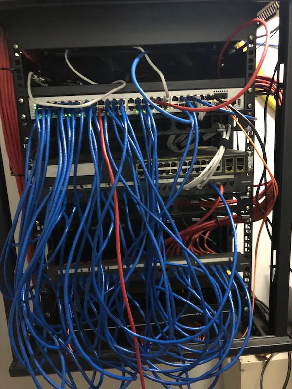 Cableado de red desordenado antes de la intervención.